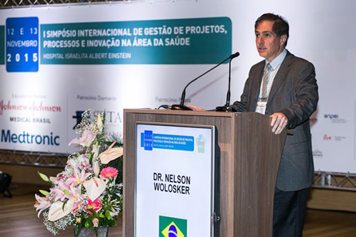 Dr. Nelson Wolosker, Vice presidente de Pesquisa e Inovação do Hospital Israelita Einstein, durante uma palestra.