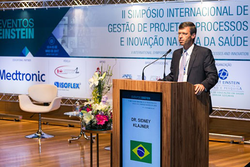 Dr. Sidney Klajner, Presidente da Sociedade Beneficente Israelita Brasileira Albert Einstein, enquanto ministra uma palestra.