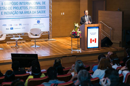Registro de um convidado enquanto ministra uma palestra para a platéia no II Simpósio Internacional.