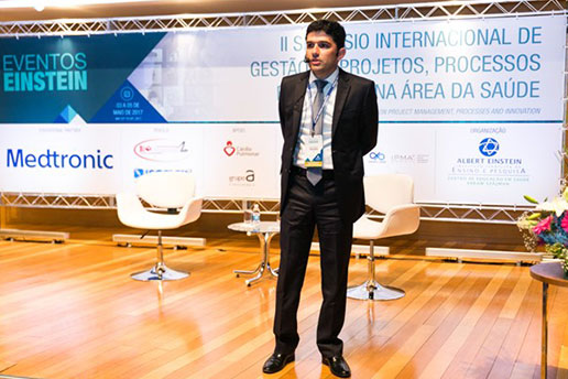 II Simpósio Internacional, registro de um convidado enquanto ministra uma palestra.