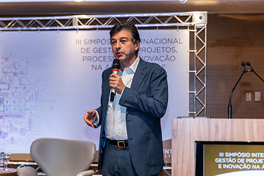 Dr. Cláudio Lottenberg, Presidente do Conselho da Sociedade Beneficente Israelita Brasileira Albert Einstein, enquanto ministra uma palestra.