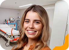 Estudante universitária sorrindo, usando óculos e jaqueta jeans, na Unidade de Ensino Einstein.